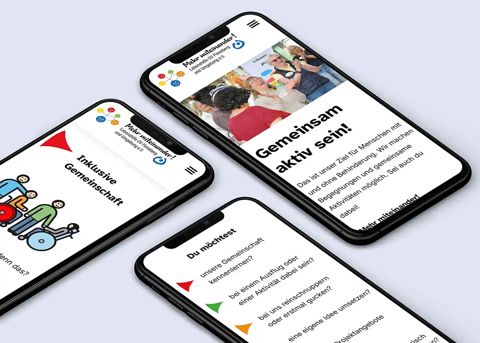 Drei Smartphones liegen auf einem Tisch und zeigen Seiten der Website des Lebenshilfe-Ortsverein Pinneberg.