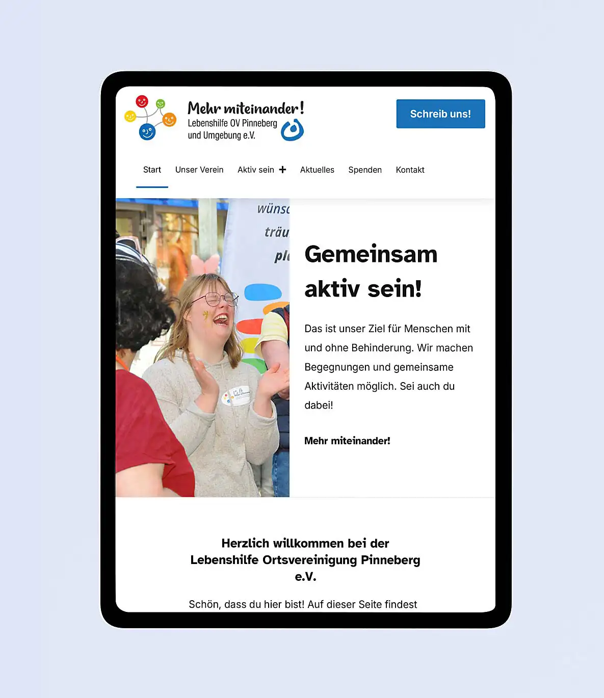 Auf einem Tablet ist die Startseite der Website des Lebenshilfe-Ortsverein Pinneberg zu sehen.